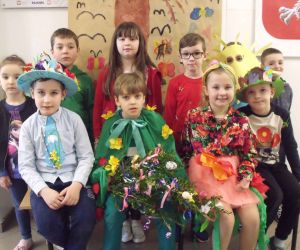 Pierwszoklasiści w strojach wiosennych