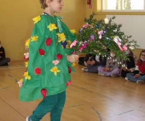 Chłopiec w stroju wiosennym