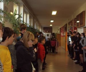 Pan dyrektor dokonuje symbolicznego wręczenia klucza