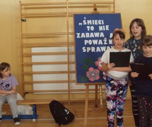 Uczennice śpiewają piosenkę