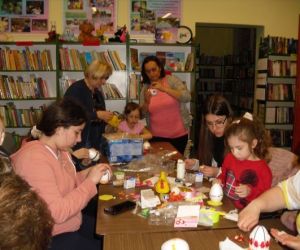 Osoby wykonują ozdoby wielkanocne podczas warsztatów