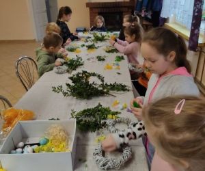 Dzieci podczas warsztatów wielkanocnych