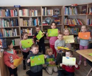 Osoby prezentują wykonane podczas warsztatów ozdoby