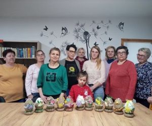 Osoby prezentują wykonane podczas warsztatów ozdoby