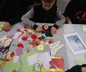 Osoby wykonują ozdoby wielkanocne podczas warsztatów