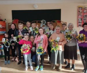 Osoby prezentują wykonane podczas warsztatów ozdoby