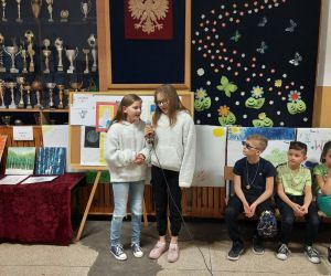 Dwie dziewczynki w białych bluzach śpiewają piosenkę Sanah 