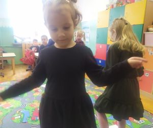 dziewczynki tańczą