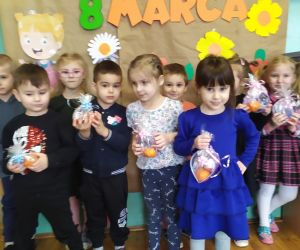 dzieci z upominkami z okazji dnia kobiet