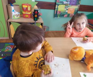 dzieci jedzą ciasto marchewkowe