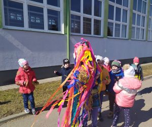 Korowód z Marzanną- dzieci śpiewają i grają na instrumentach