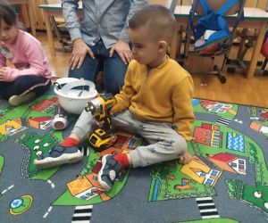 Chłopiec uruchamia wiertarkę