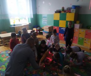 Tatuś prezentuje jak działa poziomica laserowa