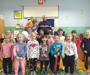 Wspólne zdjęcie Tatusiów i dzieci