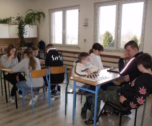 Uczniowie klas starszych rozgrywają mecze warcabowe przy stolikach