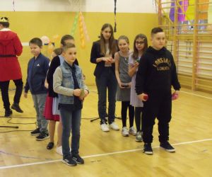 Czwartoklasiści w dwuszeregu w sali gimnastycznej