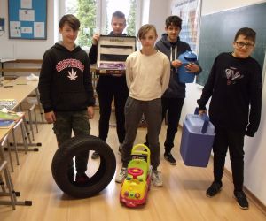 Uczniowie klasy siódmej i ich pomysły na dzień bez plecaka: lodówka turystyczna, opona, samochodzik dziecięcy, kosz na śmieci, walizka na sztućce