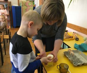 Dziecko wybija z panią jajko na lukier