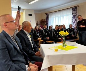 Publiczność, wewnątrz budynku ogląda występy zespołów