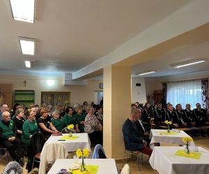 Publiczność, wewnątrz budynku ogląda występy zespołów