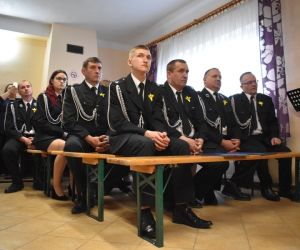 Publiczność, wewnątrz budynku ogląda występy zespołów