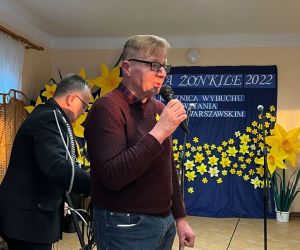 Osoba przemawia do publiczności