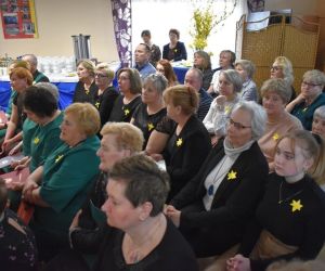 Publiczność, wewnątrz budynku ogląda występy zespołów