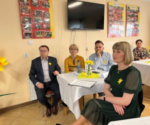 Publiczność, wewnątrz budynku ogląda występy zespołów