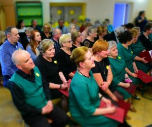 Publiczność, wewnątrz budynku ogląda występy zespołów