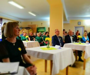 Publiczność, wewnątrz budynku ogląda występy zespołów