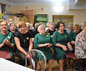 Publiczność, wewnątrz budynku ogląda występy zespołów