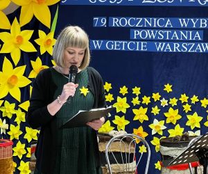 Osoba przemawia do publiczności