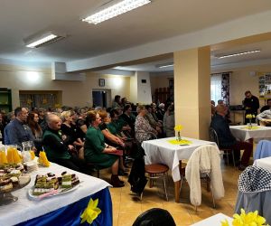 Publiczność, wewnątrz budynku ogląda występy zespołów