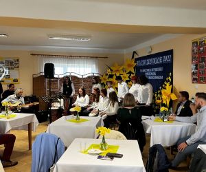 Publiczność, wewnątrz budynku ogląda występy zespołów