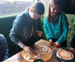 dzieci robią pizzę