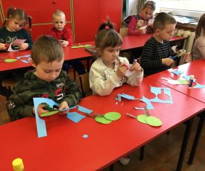 Dzieci wykonują przestrzenne drzewka.