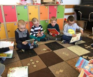 Dzieci w kole poznają budowę książek