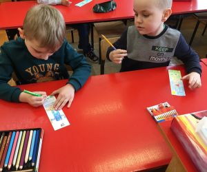 Dzieci rysują ulubioną postać na zakładkach do książek