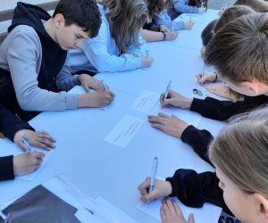 Uczniowie przepisują tekst używając do tego kalki