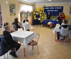 Uczestnicy turnieju i jury wewnątrz sali.