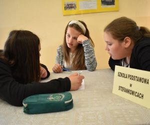 Uczestnicy turnieju wewnątrz budynku, rozwiązują zadanie.