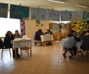 Uczestnicy turnieju wewnątrz budynku, rozwiązują zadanie.