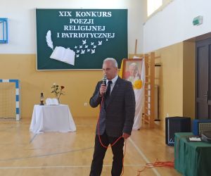 Pan Dyrektor przemawia do zebranych uczestników konkursu