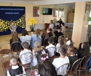 Osoby wewnątrz budynku