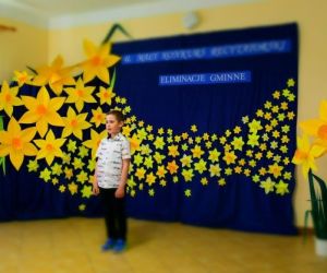 Dziecko recytuje wiersz podczas budynku