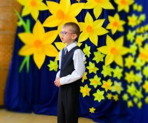 Dziecko recytuje wiersz podczas budynku