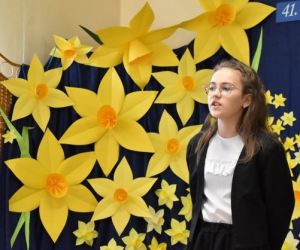 Dziecko recytuje wiersz podczas budynku