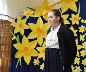 Dziecko recytuje wiersz podczas budynku