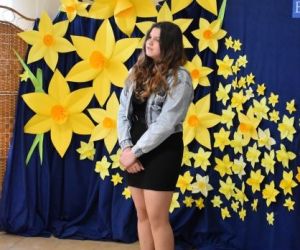 Dziecko recytuje wiersz podczas budynku