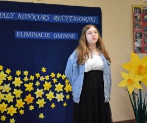 Dziecko recytuje wiersz podczas budynku